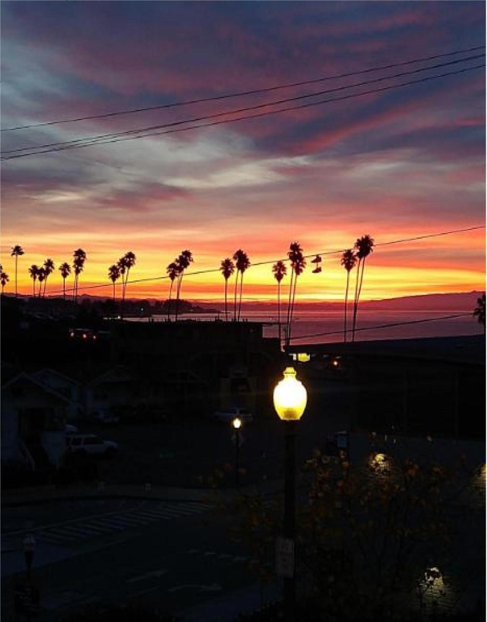 Howard Johnson By Wyndham Santa Cruz Beach Boardwalk Exterior photo