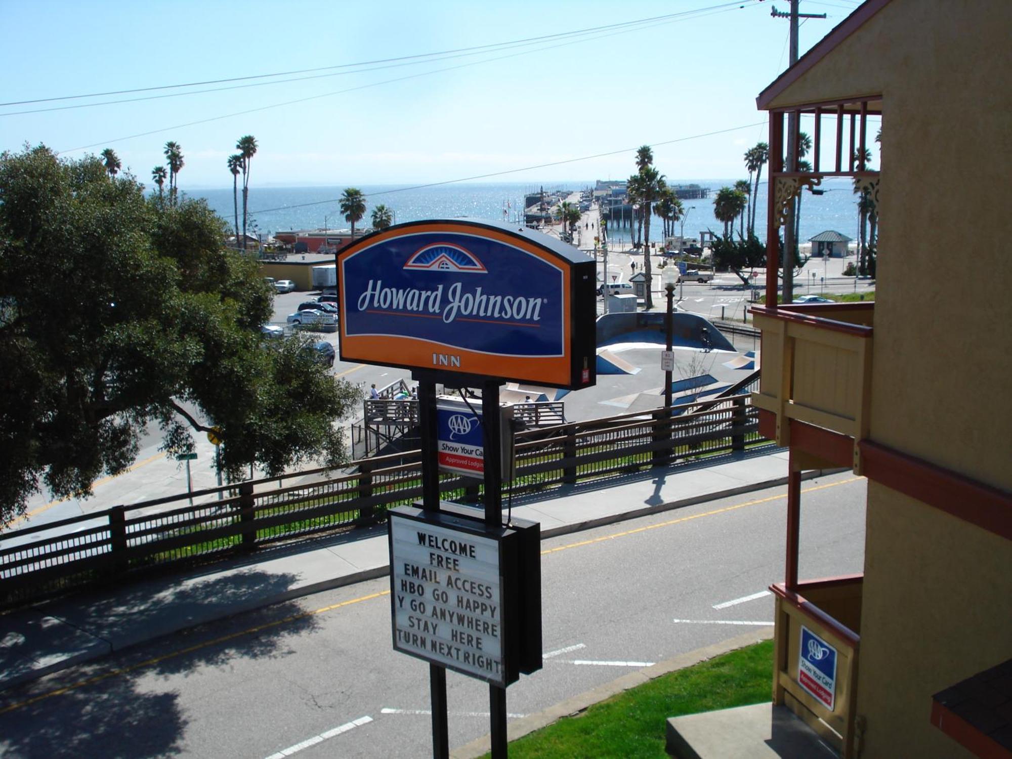 Howard Johnson By Wyndham Santa Cruz Beach Boardwalk Exterior photo