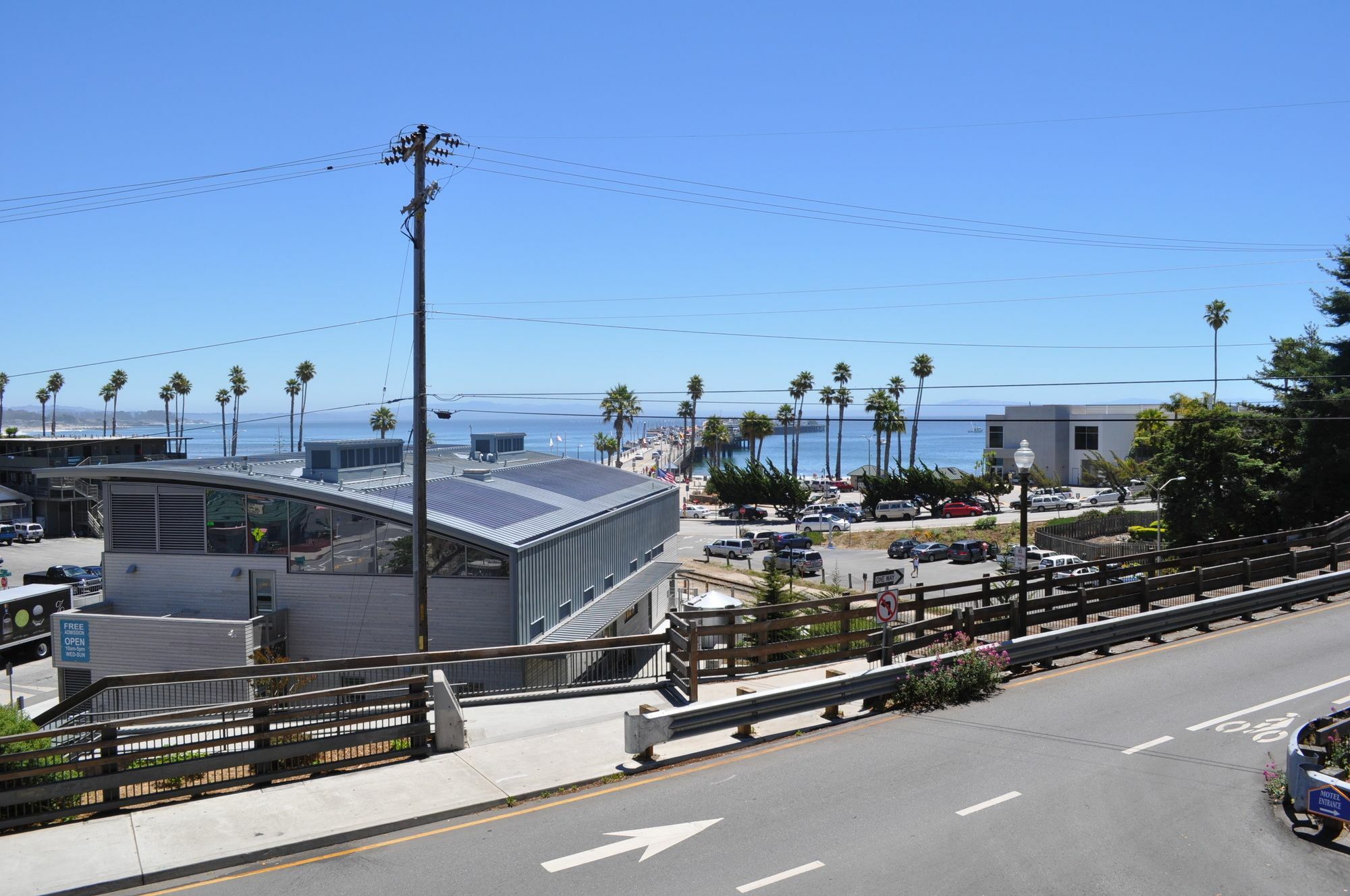 Howard Johnson By Wyndham Santa Cruz Beach Boardwalk Exterior photo